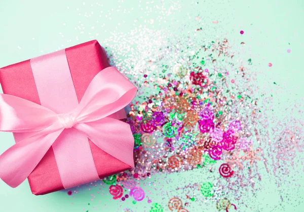 粉红色礼品盒在一个美丽的薄荷背景。假日理念 — 图库照片