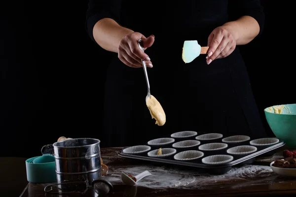 Процес приготування кексів, покриття вершка з кондитерського пакету в руках шеф-кухаря . — стокове фото