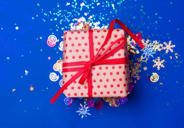 Güzel bir mavi arka plan üzerinde Hediye kutusu . Tatil konsepti