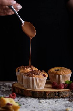 Cupcakes yapma süreci, bir pasta şefi elinde bir pasta torbası ndan bir krem kaplama.