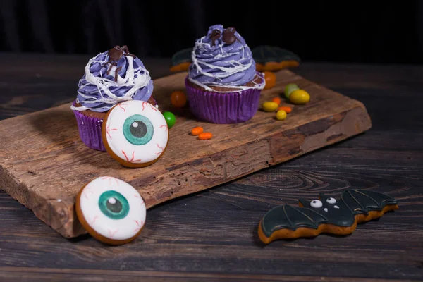 할로윈 파티와 장식 개념. 할로윈 컵 케이크와 색깔의 과자 — 스톡 사진