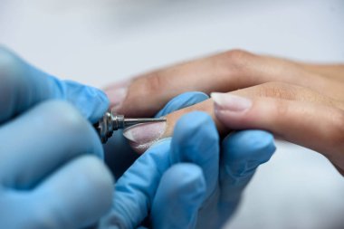 Güzellik salonunda manikür işlemi, kapatın.