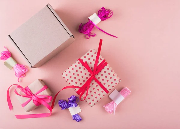Caja de regalo sobre un hermoso fondo rosa. Concepto de vacaciones —  Fotos de Stock