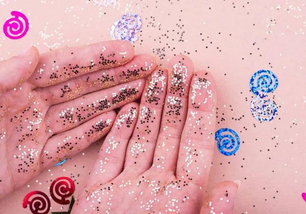 Abstrakt teal eller turkos rosa glitter glitter bakgrund med kvinnlig hand — Stockfoto