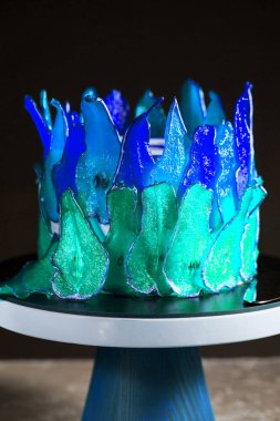 Güzel ve lezzetli bir tatlı. Kürsüdeki pasta mavi armutlarla süslenmiş..