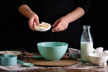 Cupcakes yapma süreci, bir pasta şefi elinde bir pasta torbası ndan bir krem kaplama.