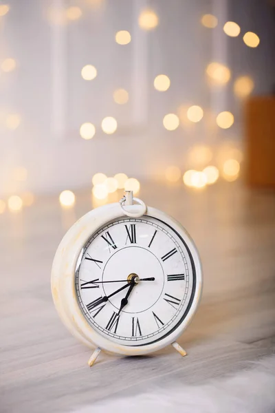 New Year's decor with lights and beautiful hours. New Year content. — Stock Photo, Image