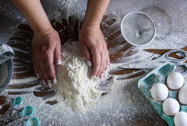 Процес приготування кексів, покриття вершка з кондитерського пакету в руках шеф-кухаря . — стокове фото
