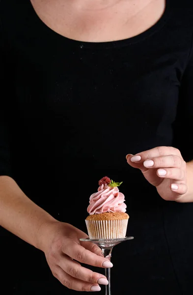 El proceso de hacer magdalenas, recubrimiento de una crema de una bolsa de pastelería en manos de un chef de pastelería . — Foto de Stock