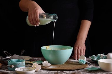 Cupcakes yapma süreci, bir pasta şefi elinde bir pasta torbası ndan bir krem kaplama.