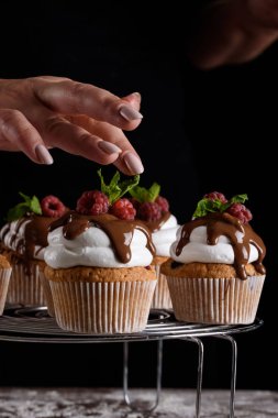 Cupcakes yapma süreci, bir pasta şefi elinde bir pasta torbası ndan bir krem kaplama.
