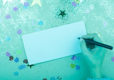 Parıltılı nane arka plan ile kartpostal ve yazıtlar için beyaz kart.