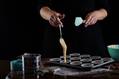 Cupcakes yapma süreci, bir pasta şefi elinde bir pasta torbası ndan bir krem kaplama.
