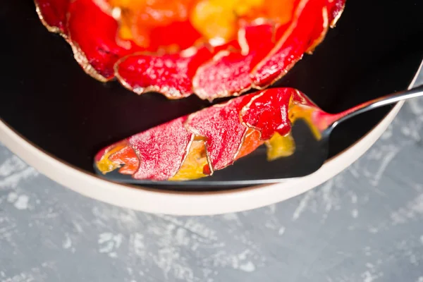 Hermoso y delicioso postre. El pastel en el soporte está decorado con peras rojas y amarillas . — Foto de Stock