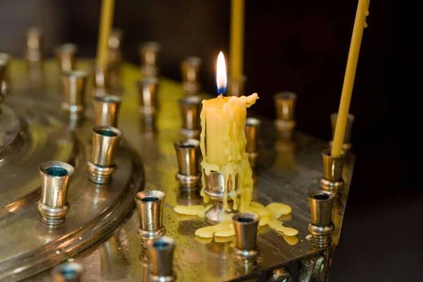 Церковні свічки, вогонь свічки, полум'я, церковна служба . — стокове фото