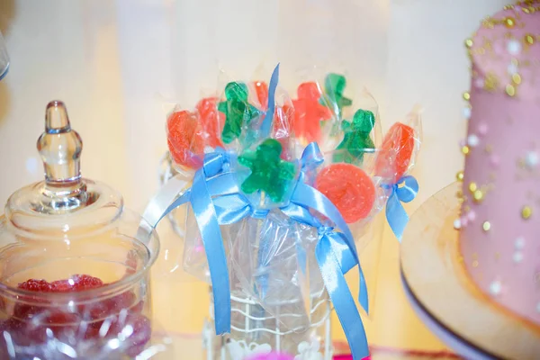 Barra de caramelo en la ceremonia de la boda con un montón de caramelos y bebidas diferentes — Foto de Stock