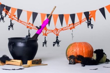 Bir fotoğraf stüdyosundaki Cadılar Bayramı temasını süsle. Tatil,