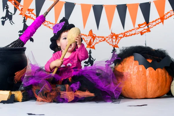 Niña en Halloween, decoración para las vacaciones . — Foto de Stock