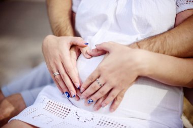 Bebek bekleyen genç bir kız. Hamilelik. Annelik