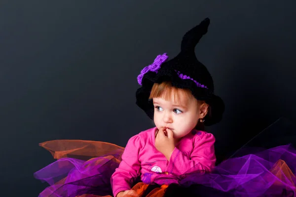 Niña en Halloween, decoración para las vacaciones . — Foto de Stock