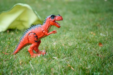 Triceratops plastik oyuncak yeşil çim sahada