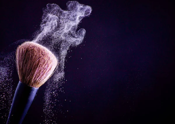 Cepillo de maquillaje con rosa sobre fondo negro — Foto de Stock