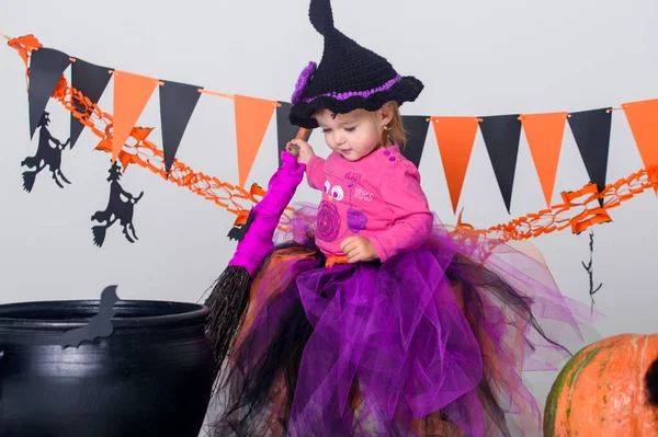 Niña en Halloween, decoración para las vacaciones . — Foto de Stock