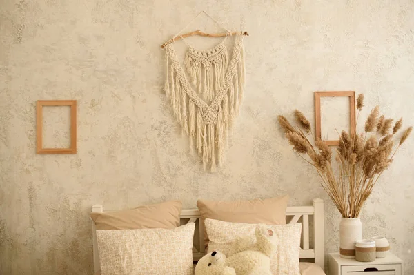 Naturaleza muerta país con linterna y canasta de mimbre. decoraciones de estilo boho chic — Foto de Stock