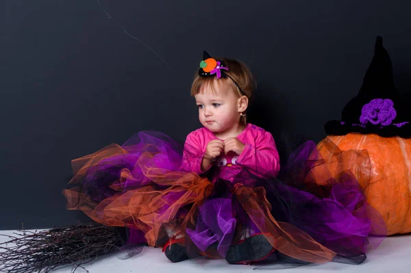 Niña en Halloween, decoración para las vacaciones . — Foto de Stock