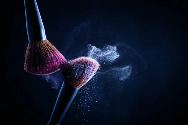 Cepillo de maquillaje con rosa sobre fondo negro — Foto de Stock