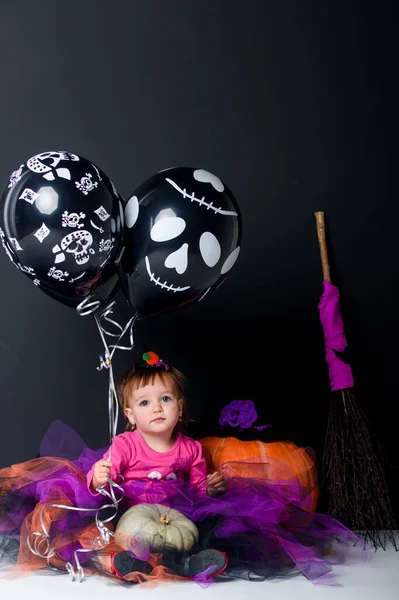 Κοριτσάκι στο Halloween, διακόσμηση για τις διακοπές. — Φωτογραφία Αρχείου