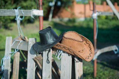 Çiftlikte iki kovboy şapkası. Çiftlikteki çit..