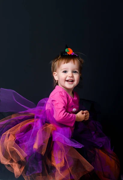 Niña en Halloween, decoración para las vacaciones . — Foto de Stock