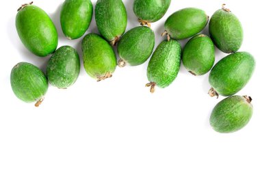 Beyaz bir arka planda izole edilmiş sulu ve olgun bir feijoa. Sağlıklı sonbahar meyvesi.