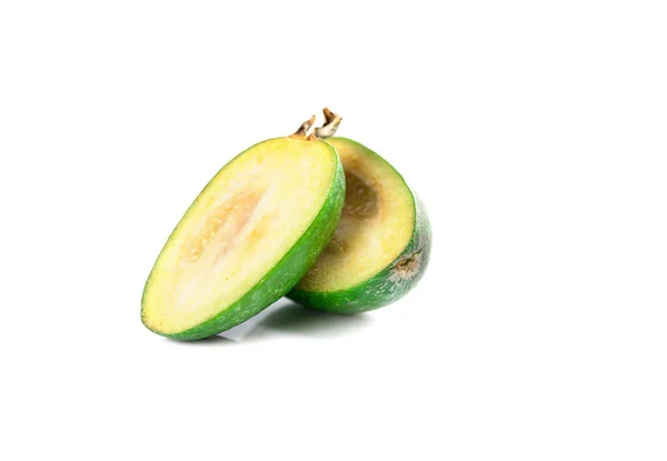 Jugosa y madura feijoa aislada sobre un fondo blanco. Fruta sana de otoño . — Foto de Stock