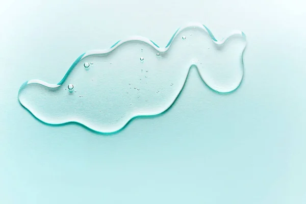 Hafif bir arka planda kozmetik mavi şeffaf jel. Oksijen jeli