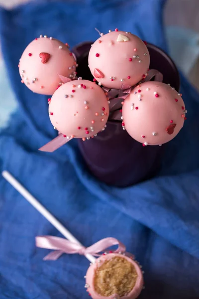 Пирожные Розовым Кремом Лежат Красивой Тарелке Вкусный Десерт Крупным Планом — стоковое фото