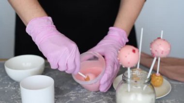 Bisküviden tatlıların hazırlanması, süt jöleli. İşteki pasta şefi. Kek patlakları