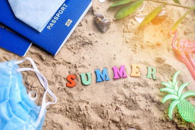 Bebek için oyuncaklı kumsal, su renkli harflerle yaz tatili. Kalma içeriği