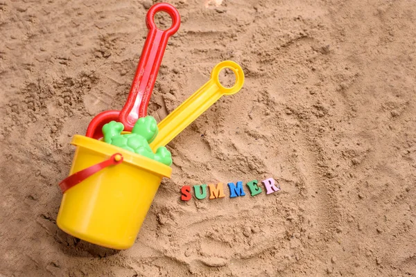 Areia Praia Com Brinquedos Para Bebê Água Palavra Verão Letras — Fotografia de Stock