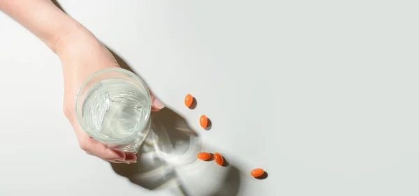 Bir bardak temiz su, doğal vitaminlerle, arka planda gölgeler. Yukarıdan bak. Sağlık Hizmetleri