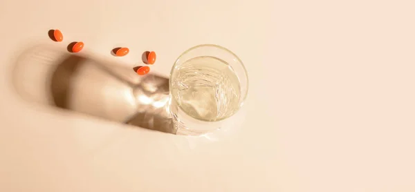 Vaso Agua Limpia Con Vitaminas Naturales Con Sombras Sobre Fondo — Foto de Stock