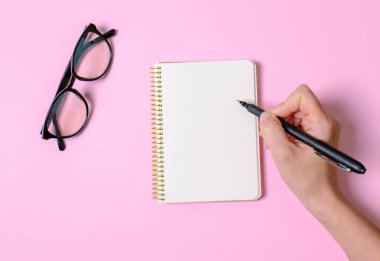 Kağıt kağıtlı defter, saplı el, ofis gözlüğü. Mesajlaşmak için bir yer. Eğilimler 2020
