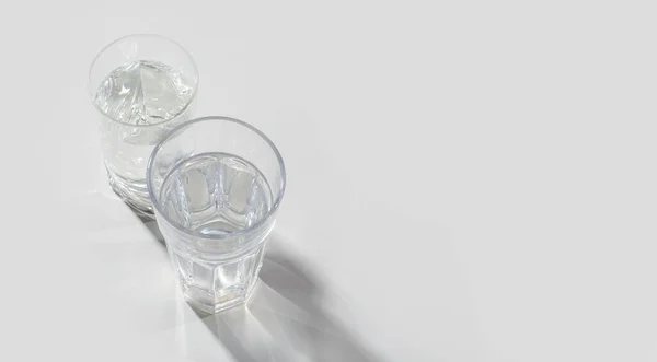 Bicchiere Vetro Con Acqua Pulita Uno Sfondo Chiaro Con Luce — Foto Stock
