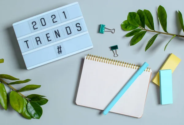 Moda konsepti 2021, yazılı ışık kutusu, defter kayıtları, kalemler, çiçek. Metin için bir yer.