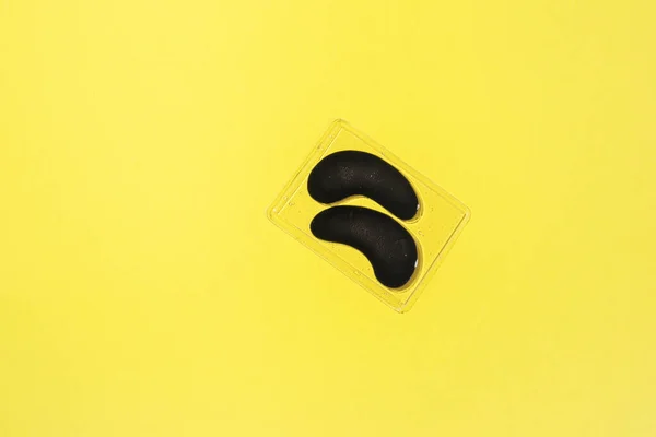 Fondo Amarillo Brillante Sobre Manchas Negras Para Los Ojos Lugar — Foto de Stock