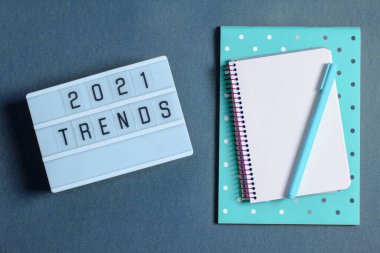 Moda konsepti 2021, yazılı ışık kutusu, defter kayıtları, kalemler, çiçek. Metin için bir yer.