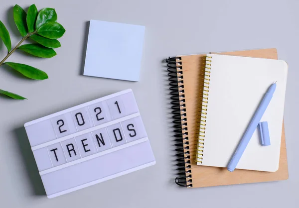 Koncept Trendu 2021 Světelná Skříňka Nápisem Zápisníky Pera Květiny Místo — Stock fotografie