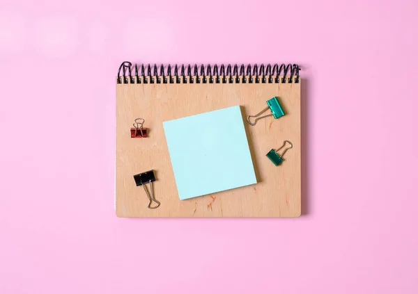 Kancelářské Téma Růžovém Pozadí Zápisník Dřevěným Krytem Sponky Poznámky Pro — Stock fotografie