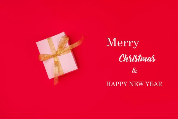 金色のリボンの赤い背景にギフト付きのお祝いの箱 メリークリスマス — ストック写真